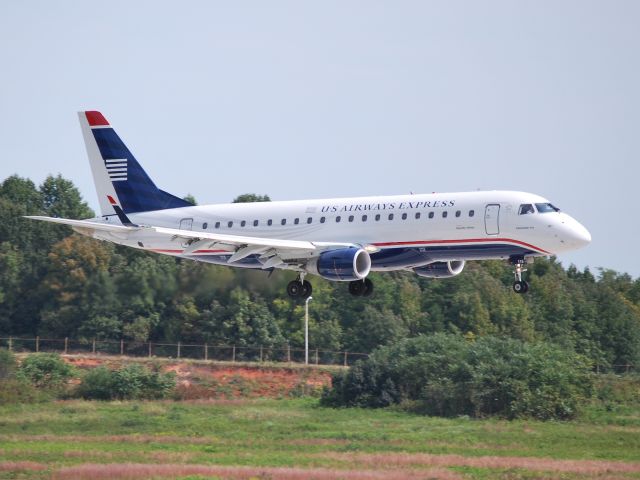 Embraer 175 (N118HQ) - Arriving runway 18C (Are they ever going to paint the rudder?) - 10/4/09