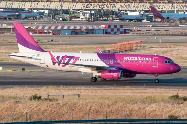Airbus A320 (HA-LWR)