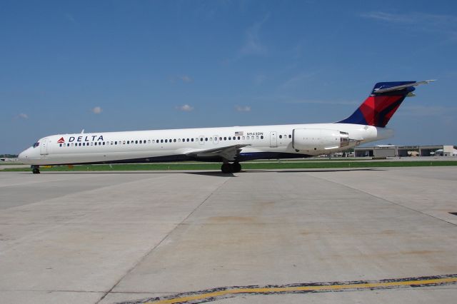 McDonnell Douglas MD-90 (N943DN)