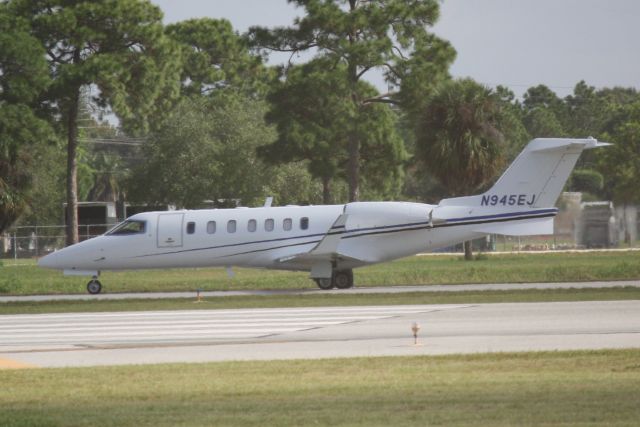 Learjet 40 (N945EJ) - Learjet 40 (N945EJ) taxis for departure at Sarasota-Bradenton International Airport