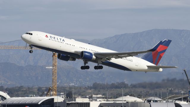 BOEING 767-300 (N174DN) - Departing LAX on 25R
