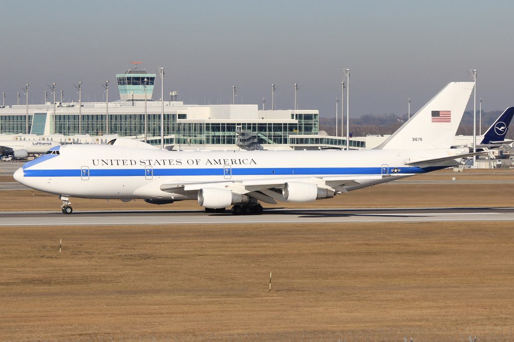 Boeing 747-200 (73-1676)