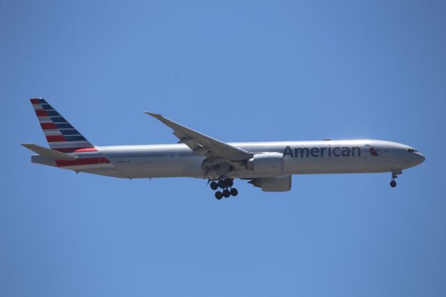 BOEING 777-300ER (N725AN)