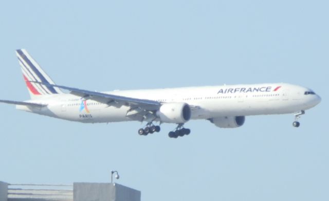 BOEING 777-300ER (F-GZNP)