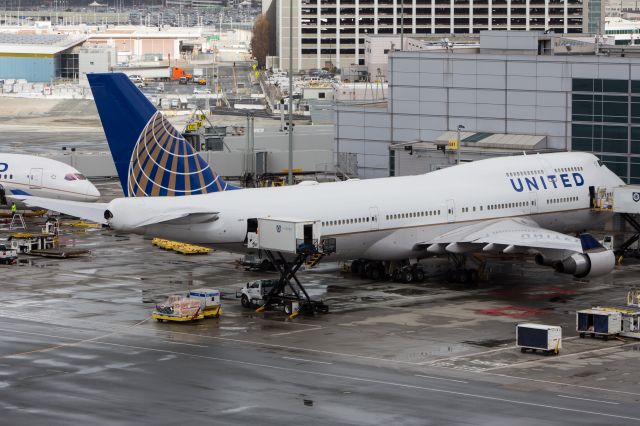 Boeing 747-400 (N119UA)