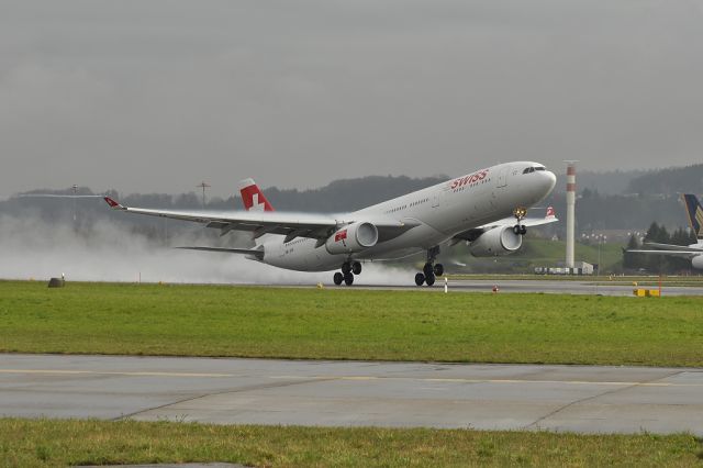 Airbus A330-300 (HB-JHL)