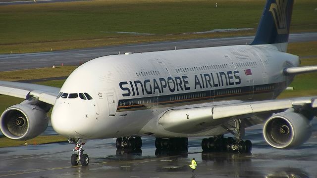 Airbus A380-800 (9V-SKL) - 19/01/18 Taxing R32