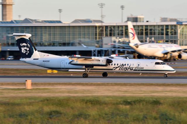 de Havilland Dash 8-400 (N442QX)