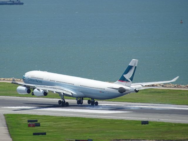 Airbus A340-300 (B-HXE)