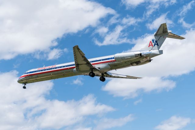 McDonnell Douglas MD-83 (N590AA)