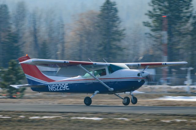 Cessna Skylane (N6229E) - A Skylane touches down at Sandpoint. A nice day in the winter here means a flurry of activity, particularly in the pattern.