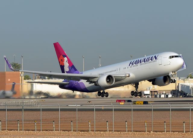 BOEING 767-300 (N587HA)