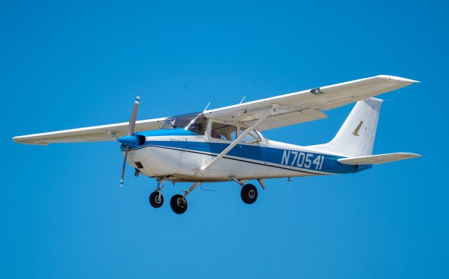 Cessna Skyhawk (N70541) - This Cessna 172 was captured landing on runway 17 at Stearman Field in Benton, Kansas.