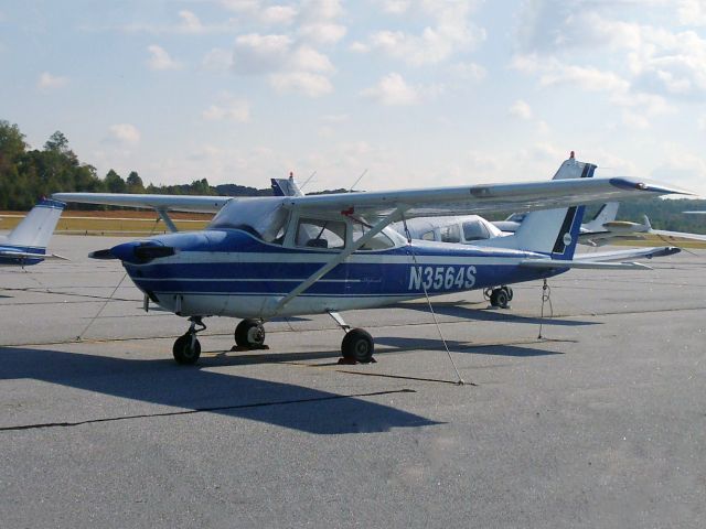 Cessna Skyhawk (N3564S) - Classic C172. Note the dual exhaust stacks. Six cylinders.