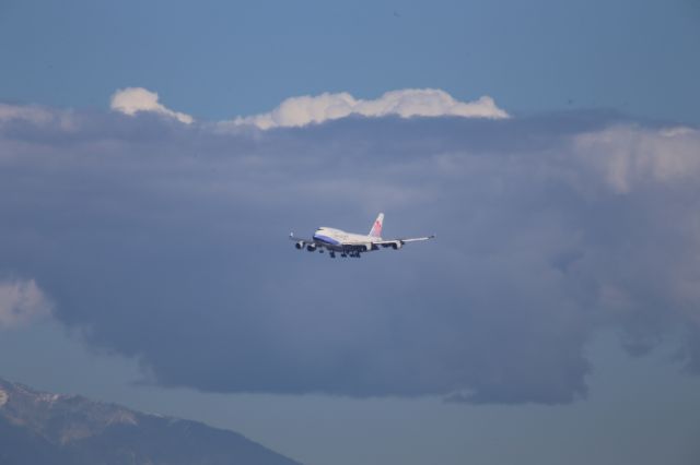 Boeing 747-400 (B-18207)