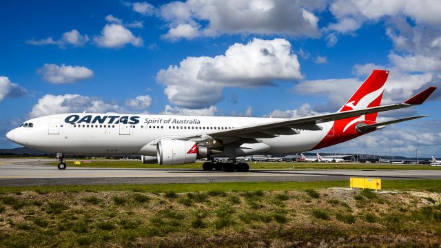 Airbus A330-200 (VH-EBR)