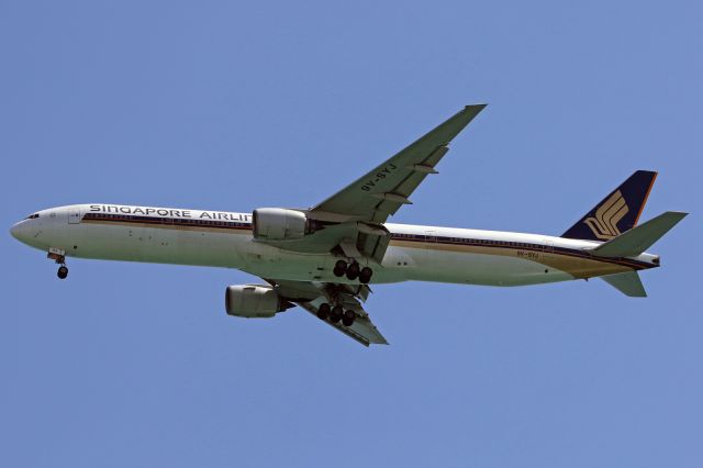 BOEING 777-300 (9V-SYJ)