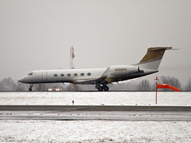 Gulfstream Aerospace Gulfstream V (N500RH) - A pretty Gulfstream takes off in light snow from Charlotte runway 36R at 11:10am, Sunday 26 December 2010.