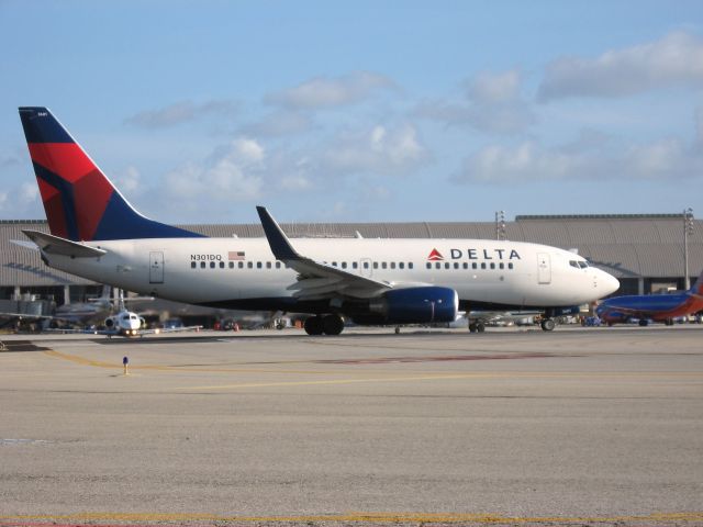 Boeing 737-700 (N301DQ) - Holding on RWY 19R