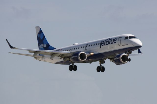Embraer ERJ-190 (N318JB) - JetBlue Flight 163 (N318JB) "Blue Jean Baby" arrives at Sarasota-Bradenton International Airport following a flight from John F Kennedy International Airport