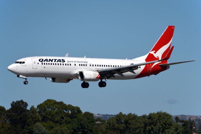 Boeing 737-800 (VH-VXE) - On short finals for runway 05. Monday, 14th April, 2014.