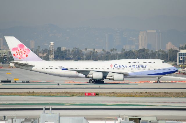 Boeing 747-400 (B-18212)