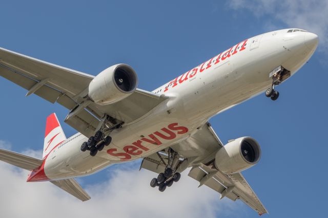 Boeing 777-200 (OE-LPA) - Approaching runway 10C on October 2, 2022