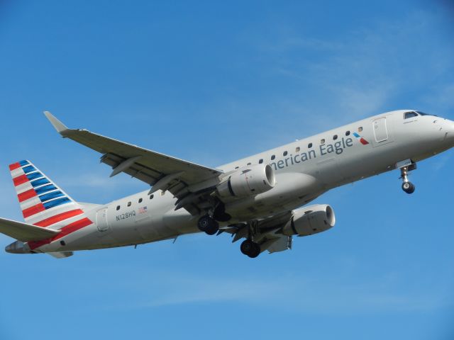 Embraer ERJ 175 (N128HQ) - A Republic Embraer E-175 Approaches To Land At Reagan National