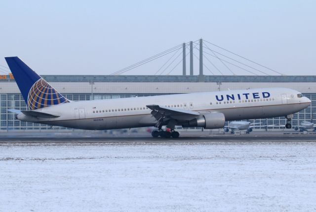 BOEING 767-300 (N654UA)