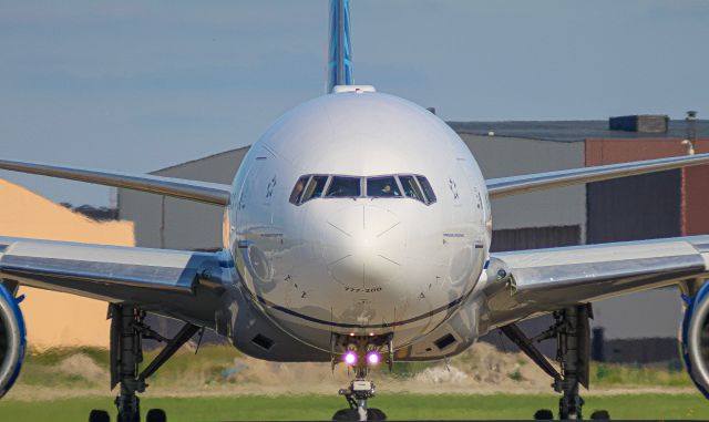 Boeing 777-200 (N787UA) - United 777-200 taxiing to 6L with the Cleveland Browns onboard