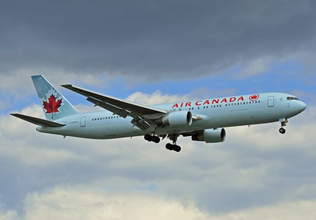 BOEING 767-300 (C-FMWP)