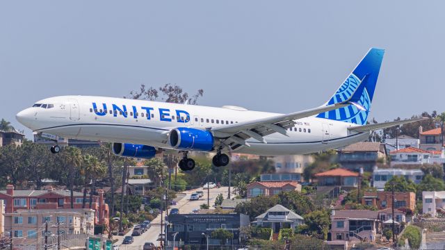 Boeing 737-800 (N27213) - United 279 arriving from Newark