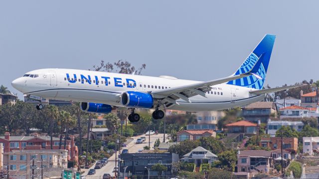 Boeing 737-800 (N27213) - United 279 arriving from Newark