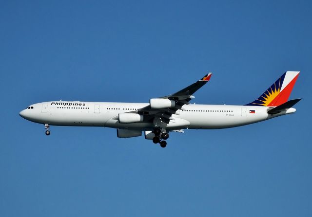 Airbus A340-300 (RP-C3441) - Final approach at HND (2017/12/13)