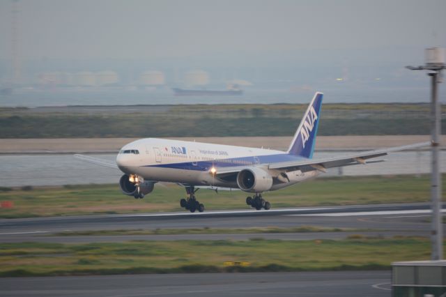 Boeing 777-200 (JA702A) - Oct.15.2016br /Landing at RWY34R