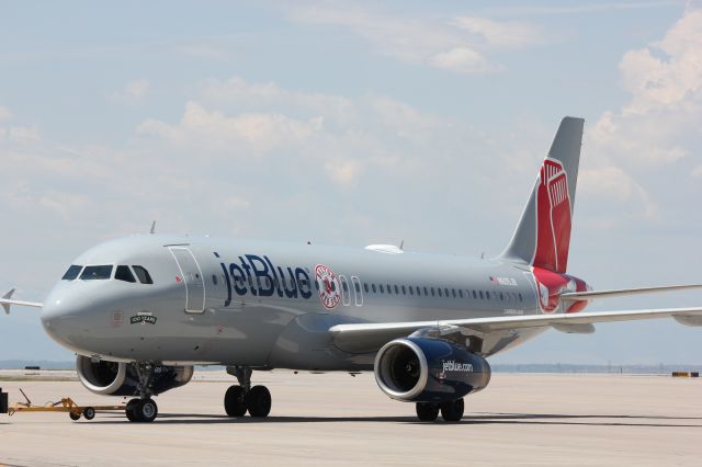 Airbus A320 (N605JB) - Pushing back from the gate.