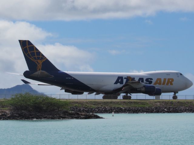 Boeing 747-400 (N477MC)