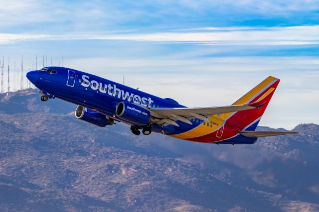 Boeing 737-700 (N559WN) - Southwest Airlines 737-700 taking off from PHX on 11/28/22. Taken with a Canon 850D and Tamron 70-200 G2 lens.