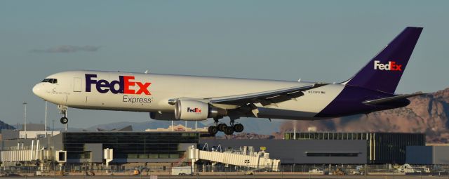 BOEING 767-300 (N275FE) - phoenix sky harbor international airport 14DEC21