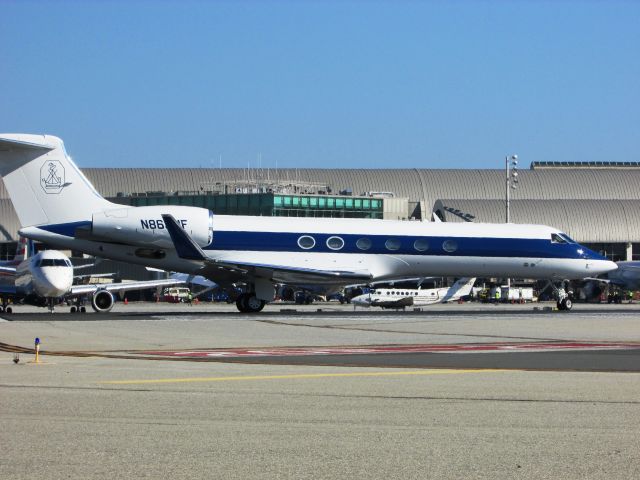 Gulfstream Aerospace Gulfstream V (N863MF) - Lining up RWY 20R