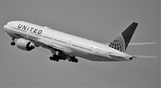 Boeing 777-200 (N215UA)