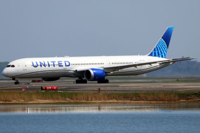 BOEING 787-10 Dreamliner (N12021)