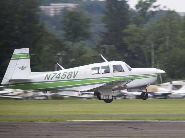 Mooney M-20 (N7458V) - Runway 08 | 17 June 2015.