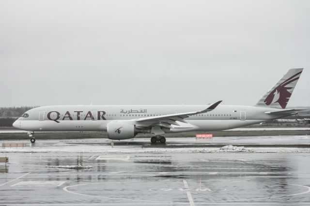 Airbus A350-900 (A7-ALU) - A350-941(A7-ALU) Taxiing