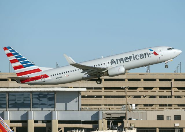 Boeing 737-800 (N924AN)