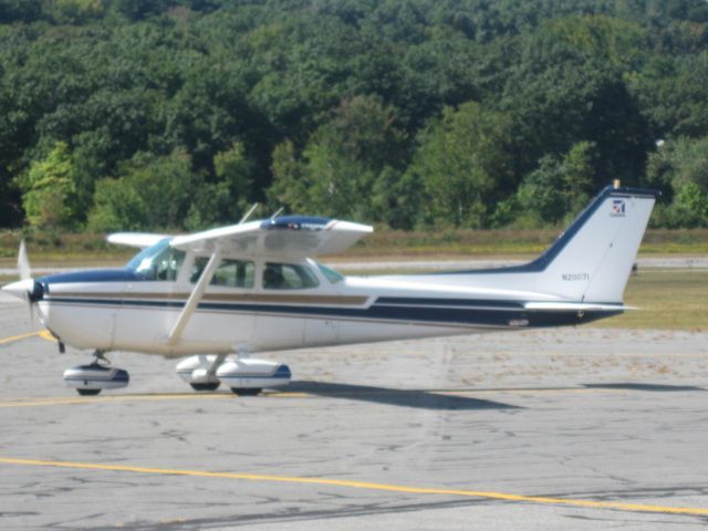 Cessna Skyhawk (N20071) - Taxiing to depart runway 32.