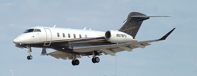 Bombardier Challenger 300 (N576FX)