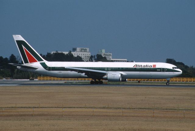 BOEING 767-300 (I-DEIG) - Departure at Narita Intl Airport Rwy16R on 2002/04/01