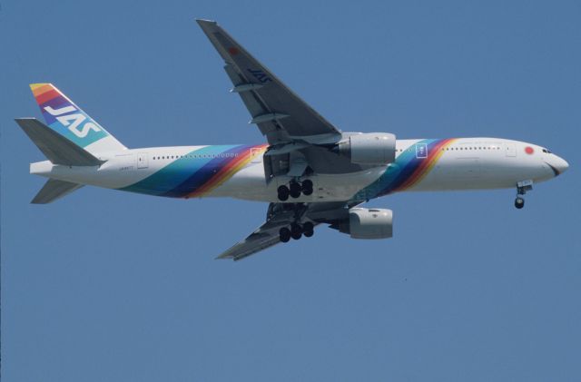 Boeing 777-200 (JA8977) - Final Approach to Tokyo-Haneda Intl Airport Rwy16L on 1997/04/26