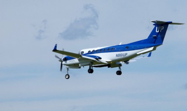 Beechcraft Super King Air 350 (N861UP) - On final is this 2016 Beechcraft Super King Air 350 in the Spring of 2019.